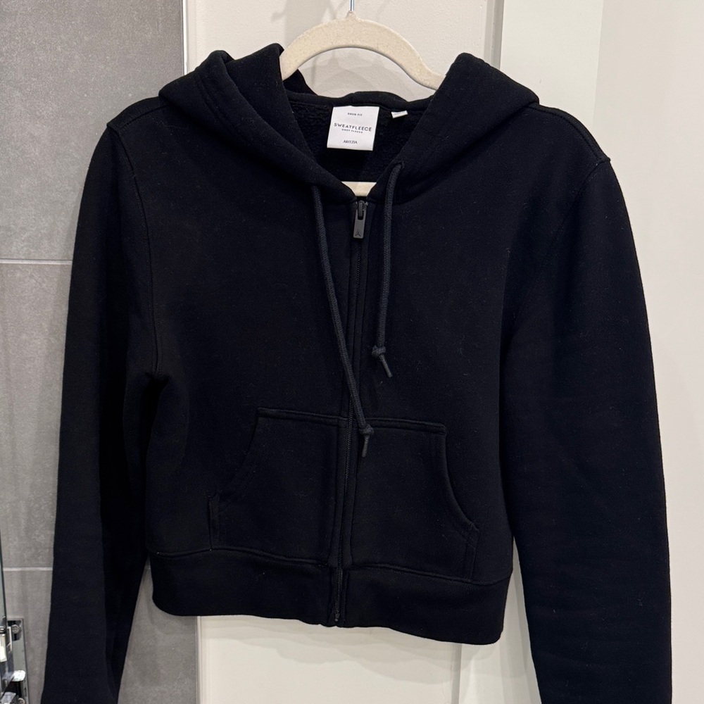 Aritzia Black Zip-Up Hoodie Sweater (fits small and is very cropped) no returns
